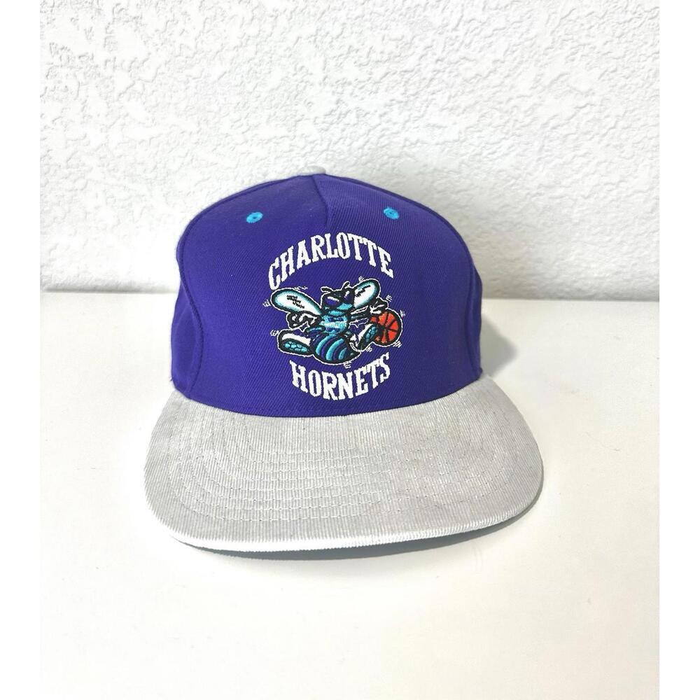 Mitchell & Ness Men's Hornets Official NBA Hat Gray Bill Strapback Buckle